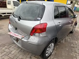 Toyota Vitz 1.3 FWD 5dr 2010 Gray
