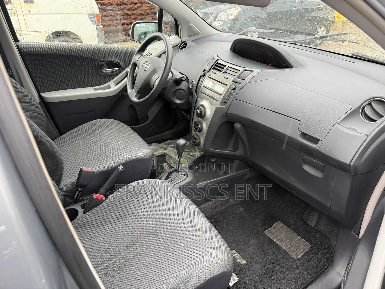 Toyota Vitz 1.3 FWD 5dr 2010 Gray