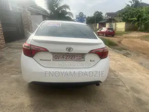 Toyota Corolla LE 4dr Sedan (1.8L 4cyl CVT) 2017 White