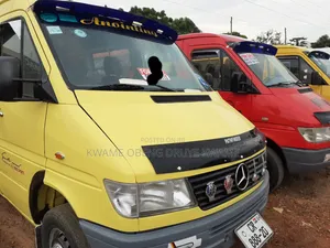 Mercedes-Benz Sprinter 2010 Yellow