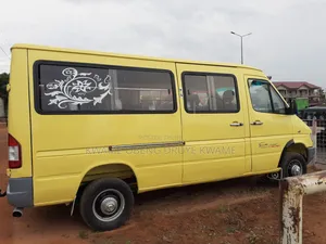 Mercedes-Benz Sprinter 2010 Yellow