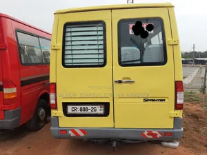 Mercedes-Benz Sprinter 2010 Yellow