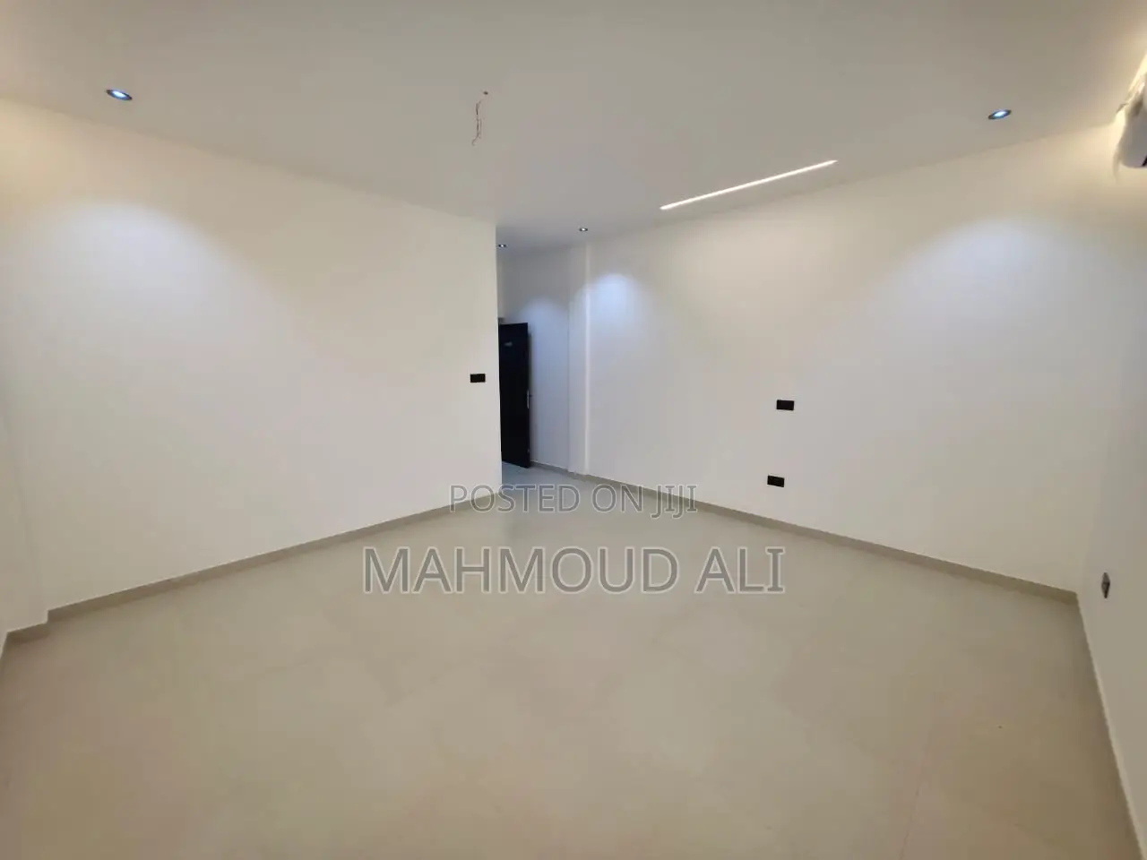 5bdrm House in Lake Side Estate for sale