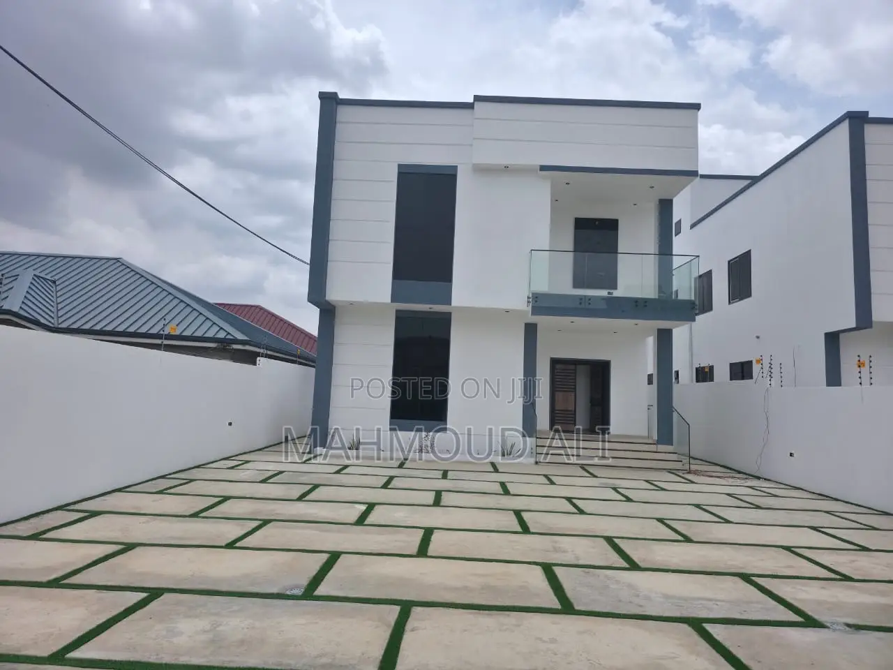 5bdrm House in Lake Side Estate for sale