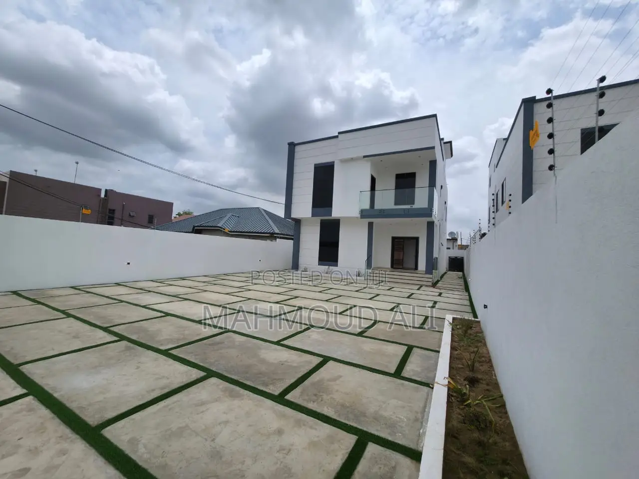 5bdrm House in Lake Side Estate for sale