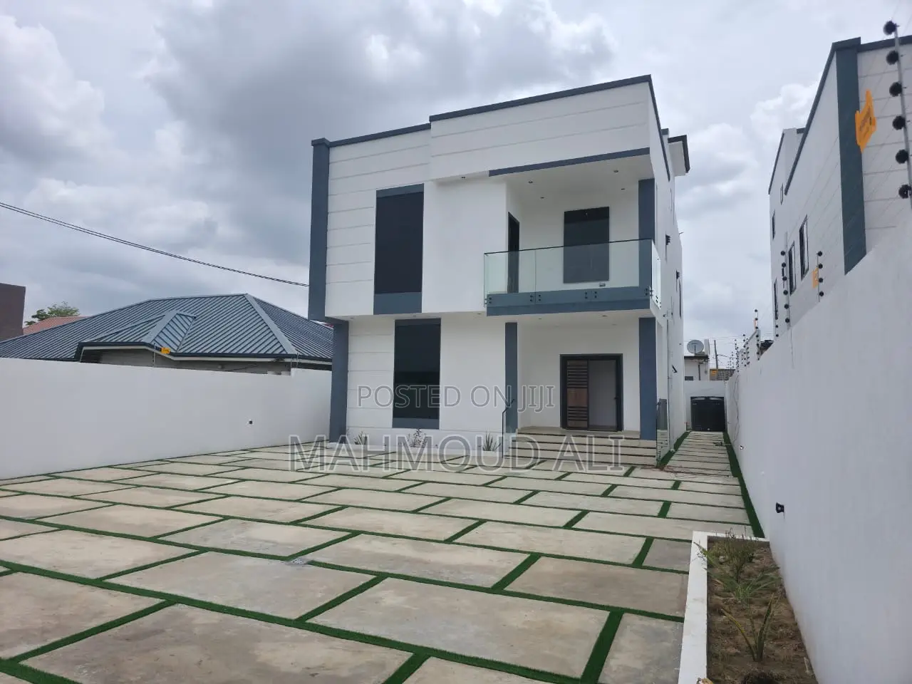 5bdrm House in Lake Side Estate for sale