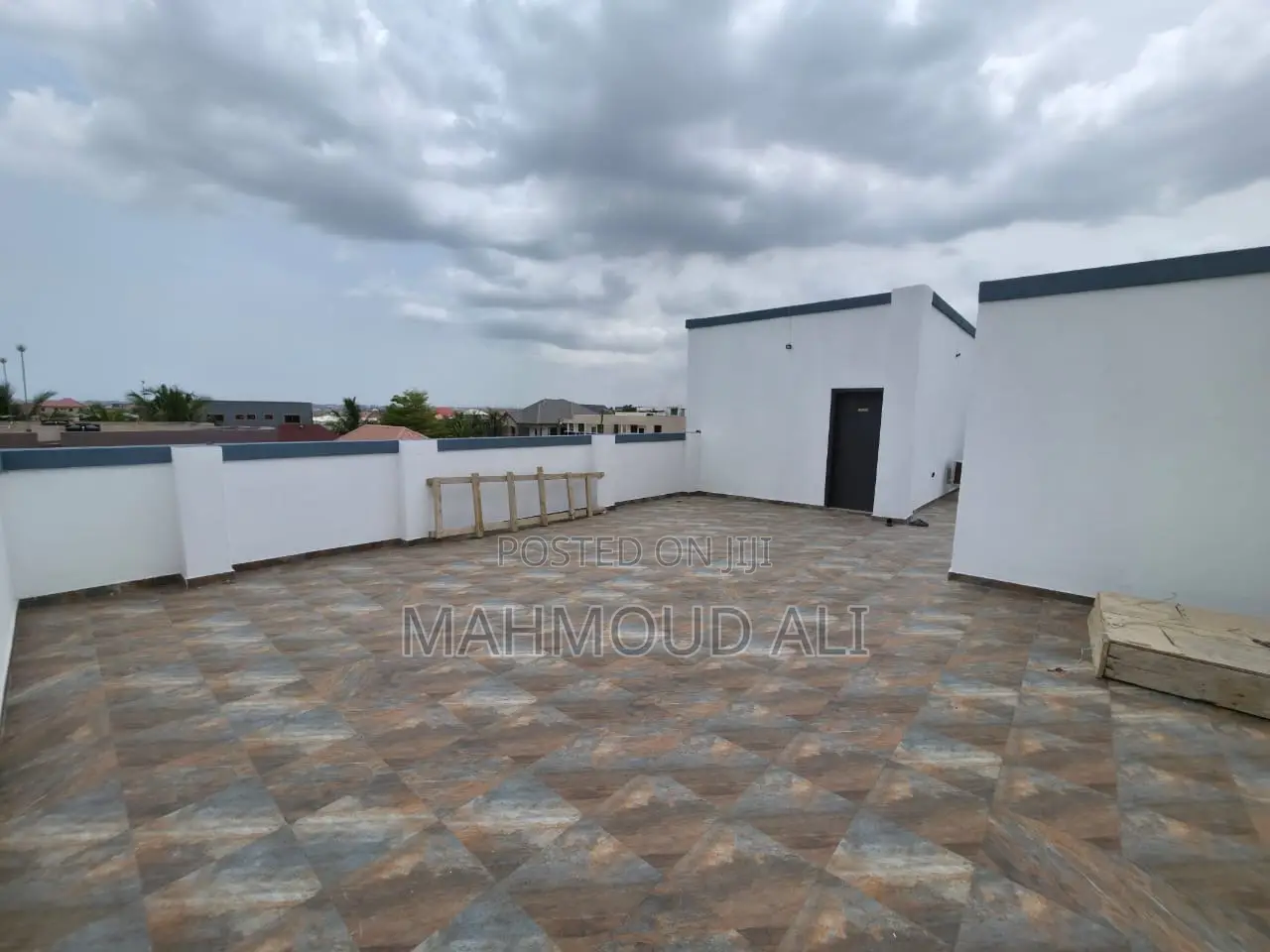 5bdrm House in Lake Side Estate for sale