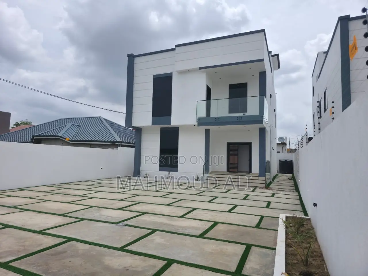 5bdrm House in Lake Side Estate for sale