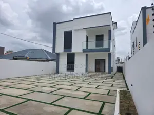 5bdrm House in Lake Side Estate for sale