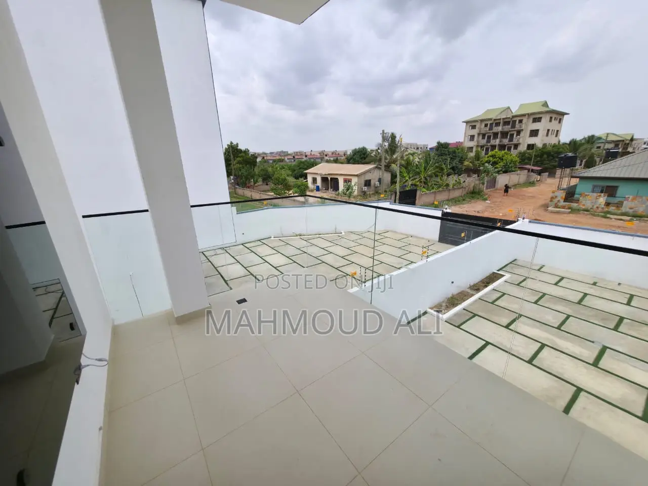5bdrm House in Lake Side Estate for sale