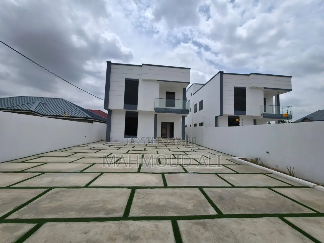 5bdrm House in Lake Side Estate for sale