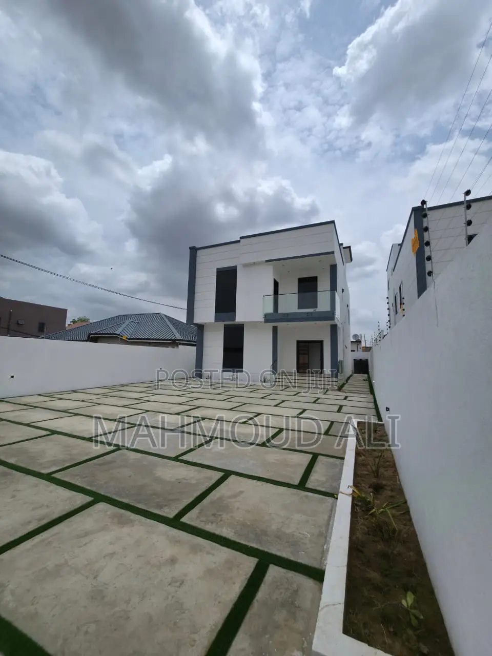5bdrm House in Lake Side Estate for sale