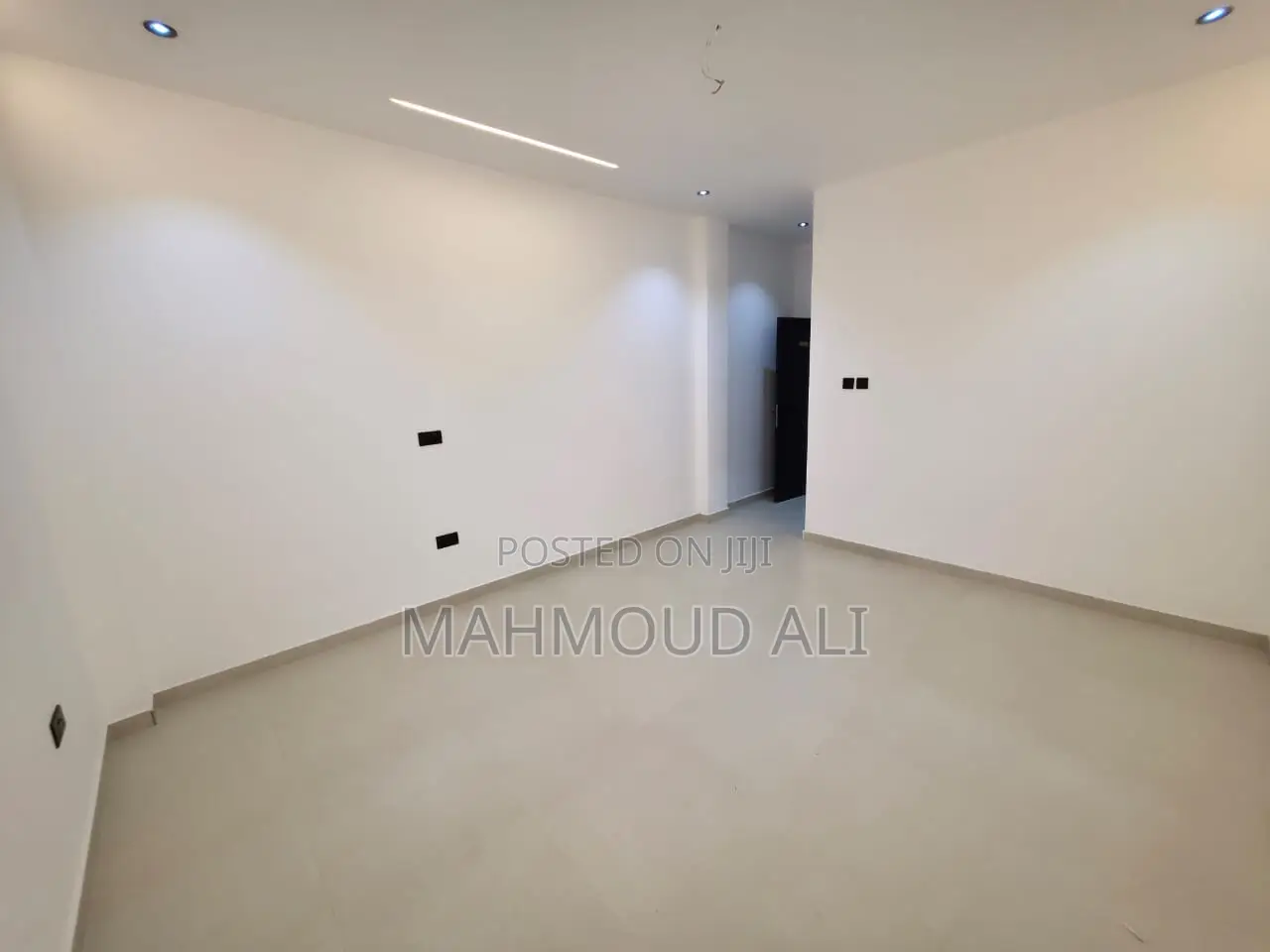 5bdrm House in Lake Side Estate for sale