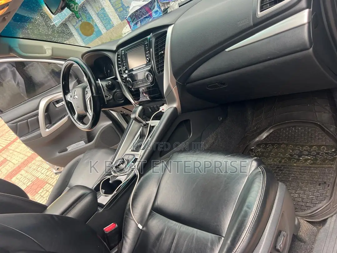 Mitsubishi Montero Sport 2021 Silver