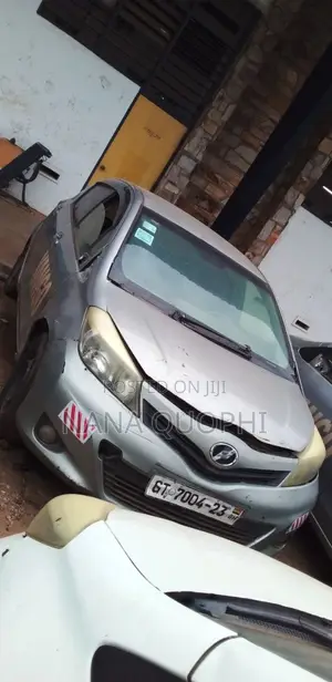 Toyota Vitz 2012 Silver