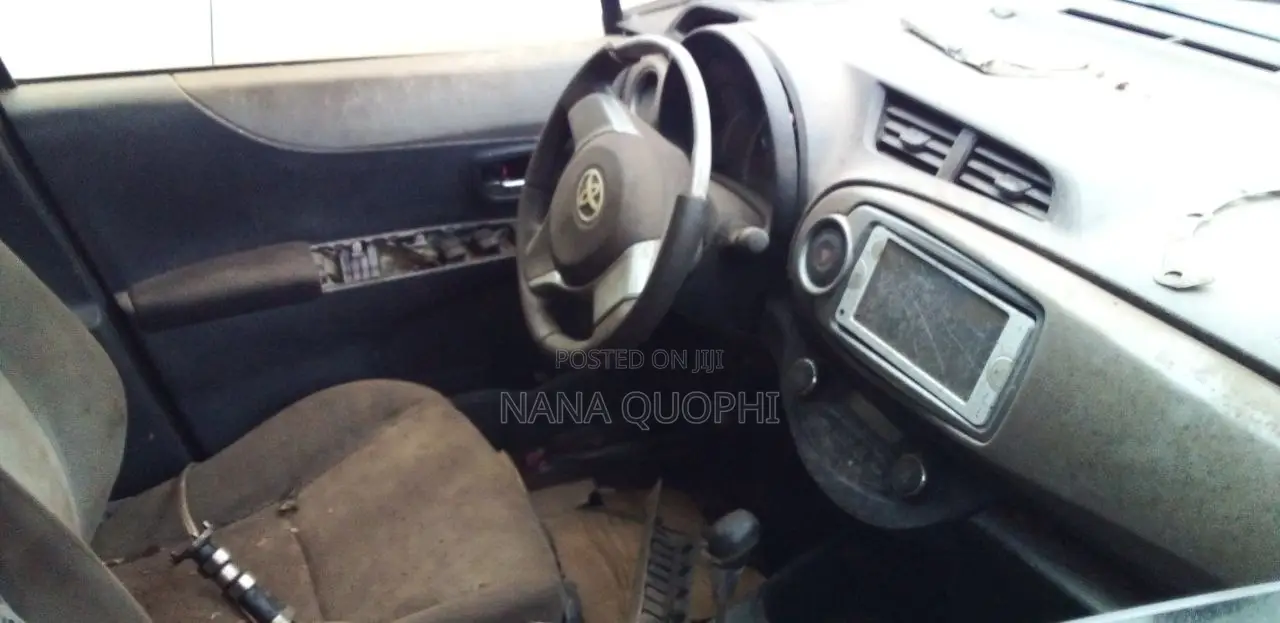 Toyota Vitz 2012 Silver