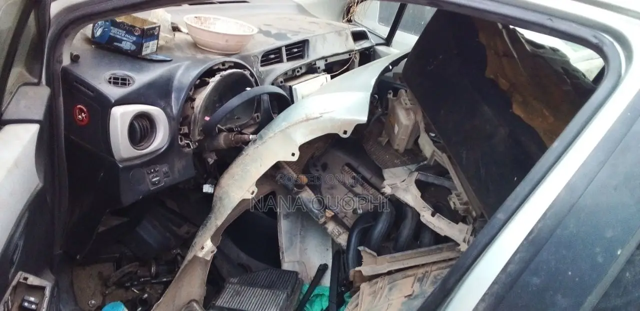 Toyota Vitz 2012 Silver
