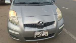 Toyota Vitz 1.3 FWD 5dr 2010 Gray
