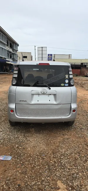 Toyota Sienta 1.5 FWD 2010 Silver