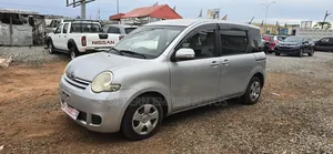 Toyota Sienta 1.5 FWD 2010 Silver