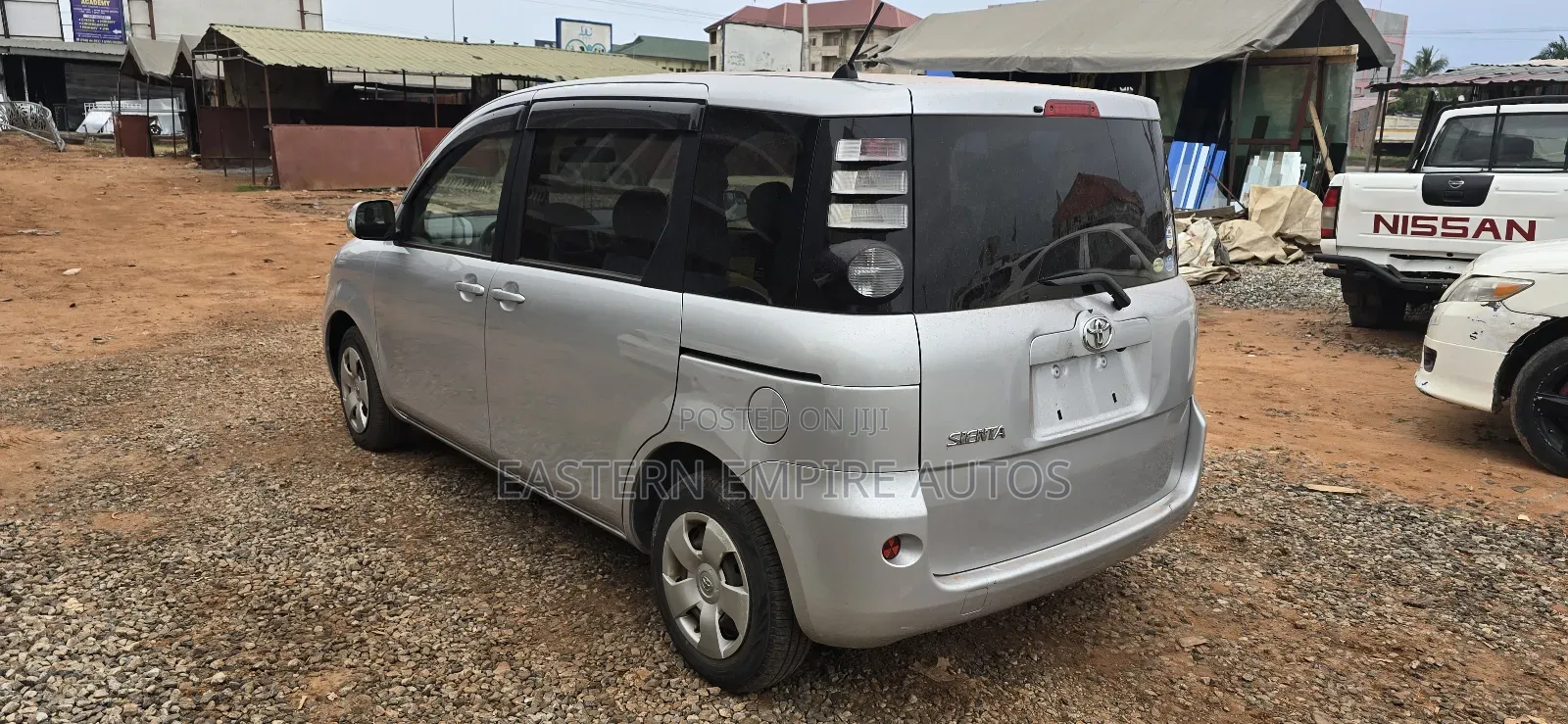 Toyota Sienta 1.5 FWD 2010 Silver