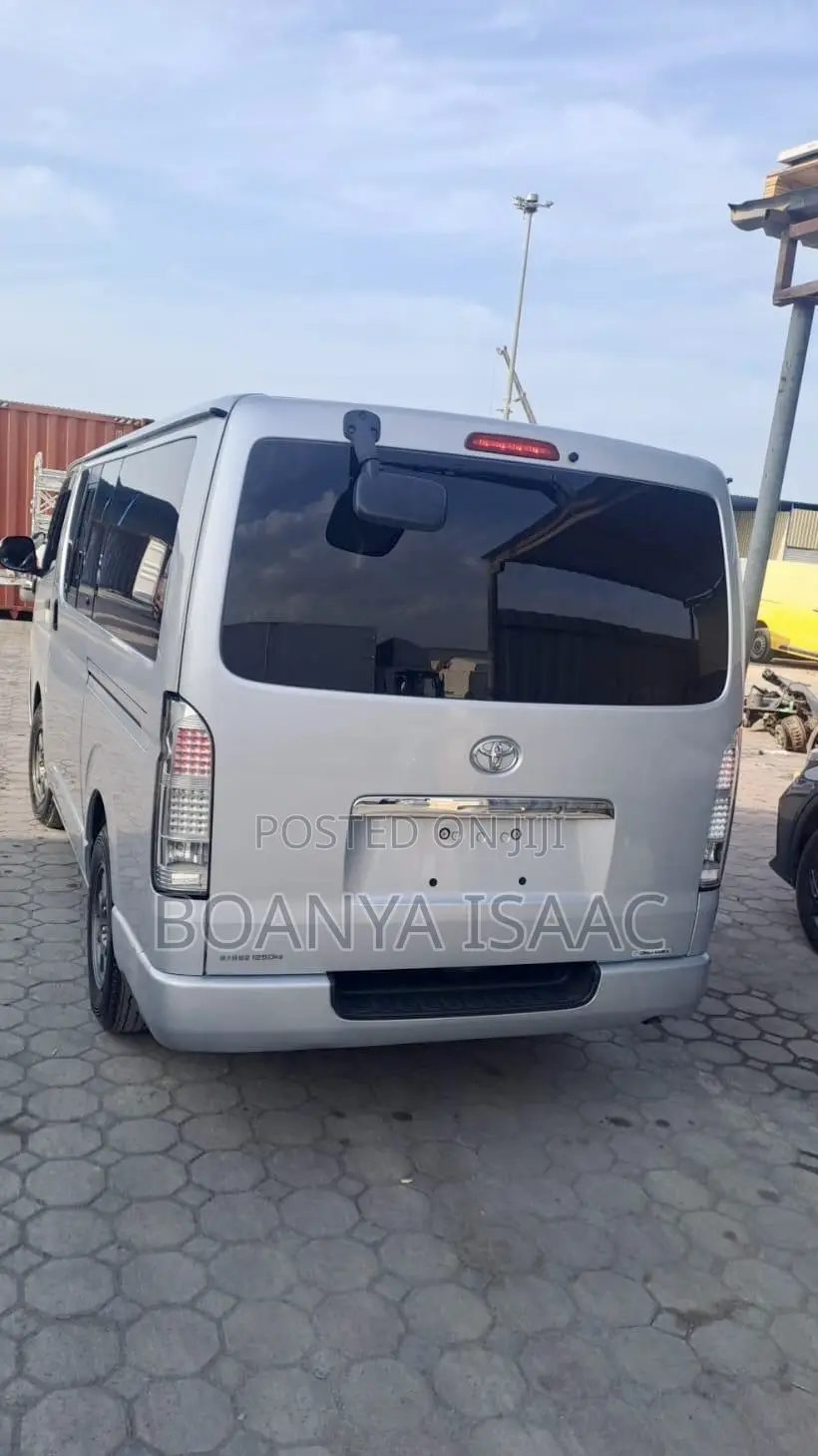 Toyota Grand HiAce 2013 Silver