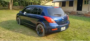Nissan Versa Hatchback 1.8 S 2009 Blue