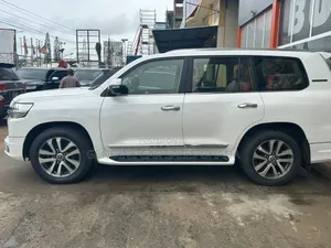 Toyota Land Cruiser J300 4.0 2022 White