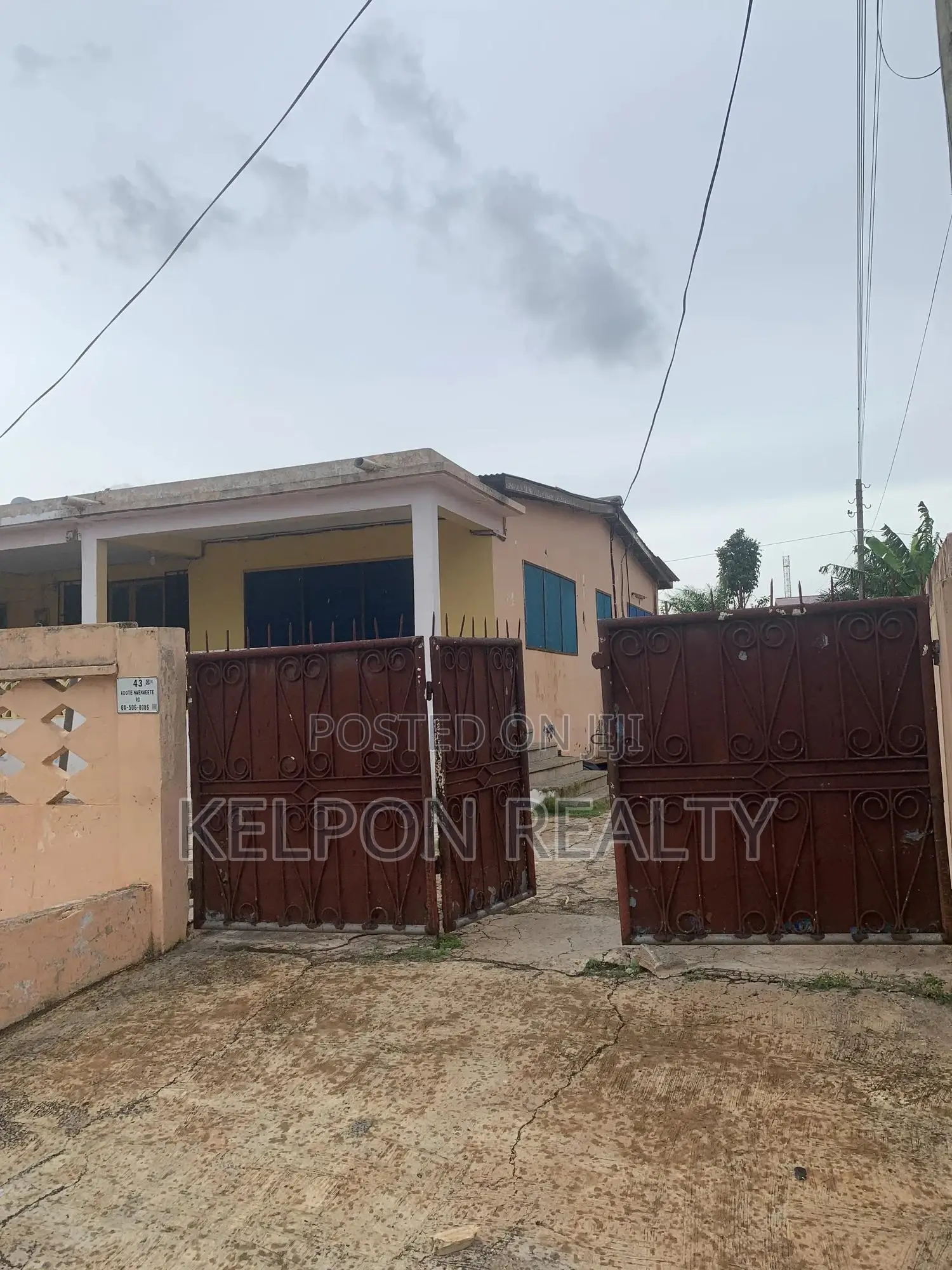 3bdrm House in Dansoman, Maama's Inn for sale