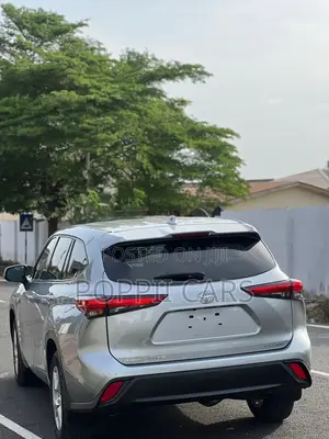 Toyota Highlander LE 2021 Silver