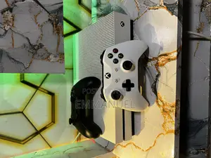 Xbox One S 1tb With 17 Games Installed