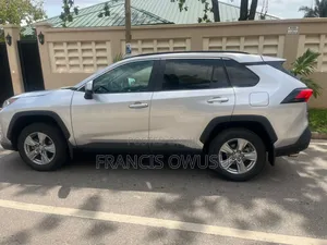 Toyota RAV4 XLE 2022 Gray