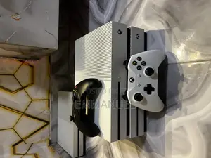 Xbox One S + Controller + 17 Top Games 1tb