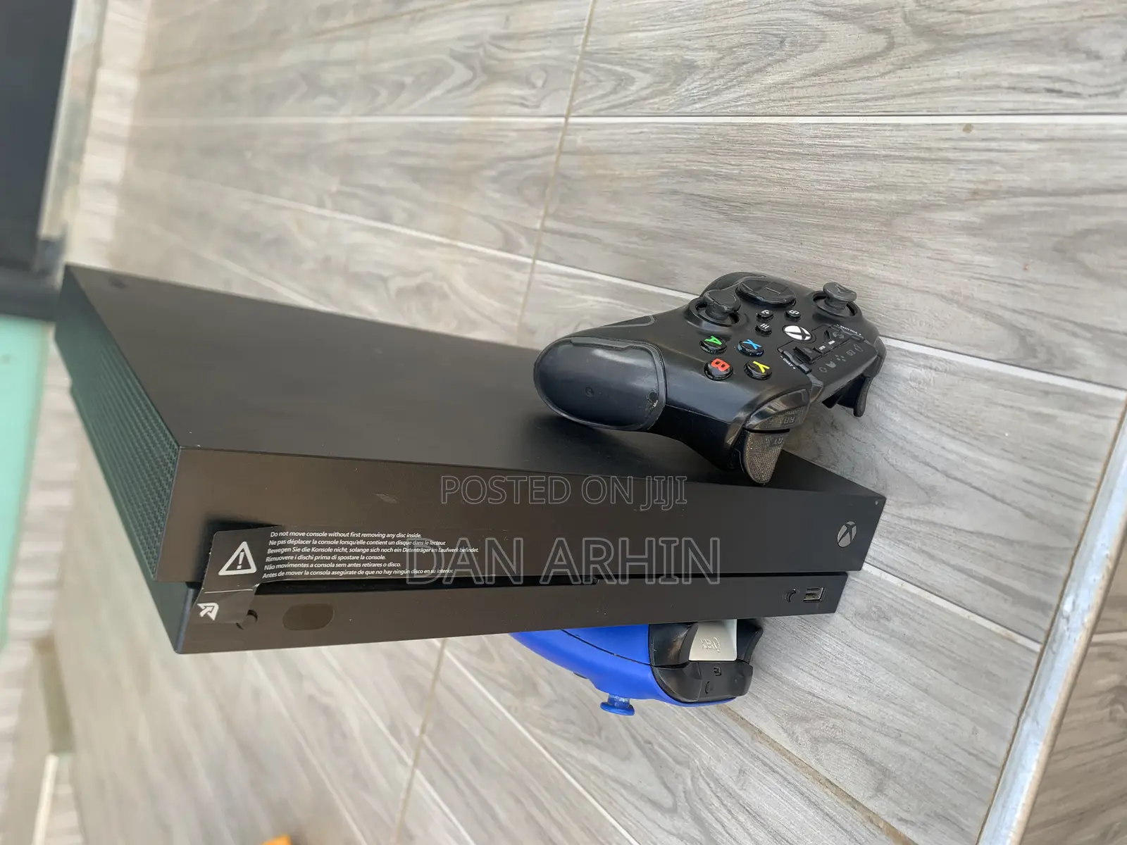 Neat Xbox One S + 2pads