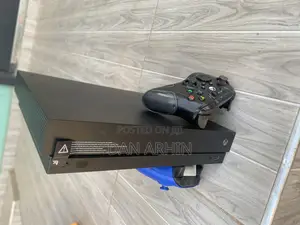 Neat Xbox One S + 2pads
