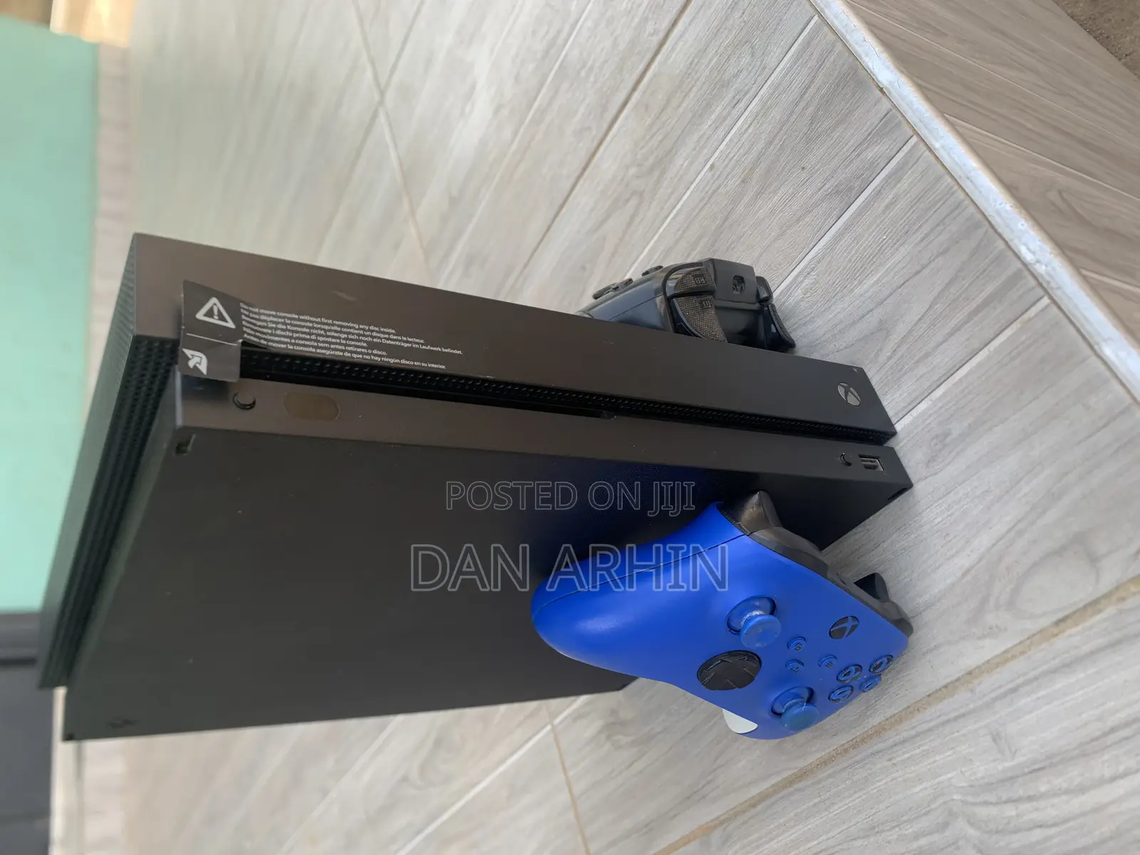 Neat Xbox One S + 2pads