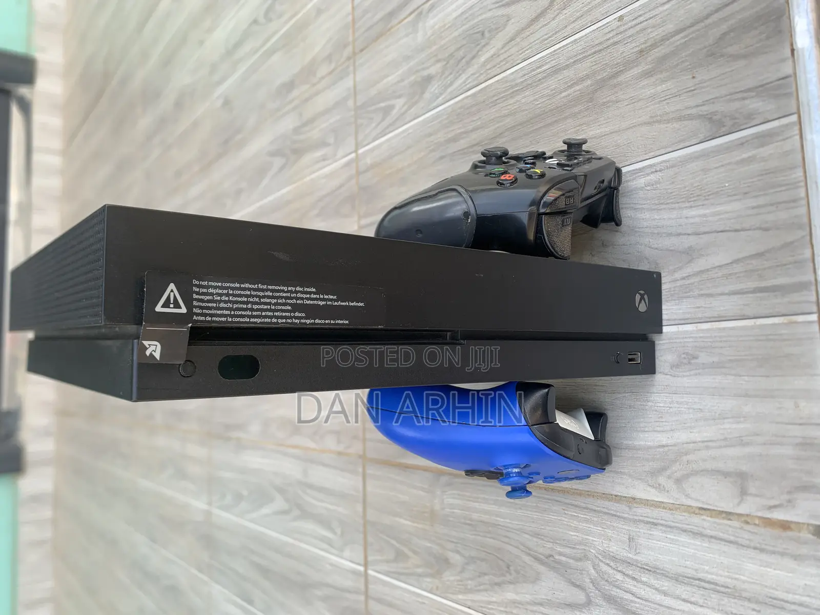 Neat Xbox One S + 2pads