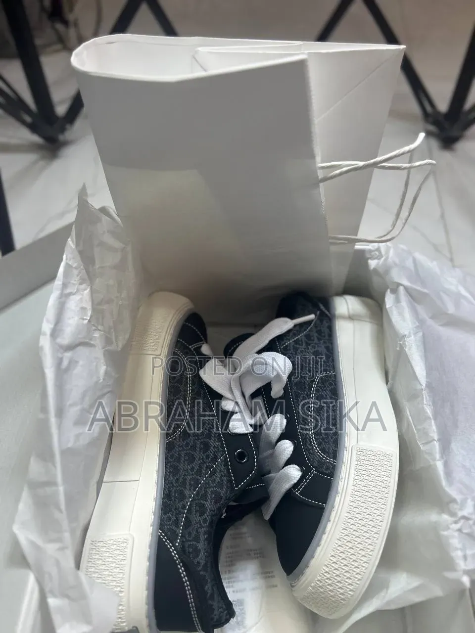 Dior 30 Avenue Montaigne Black and White