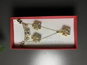 Flower Shaped Diamond and Gold Jewelry Set