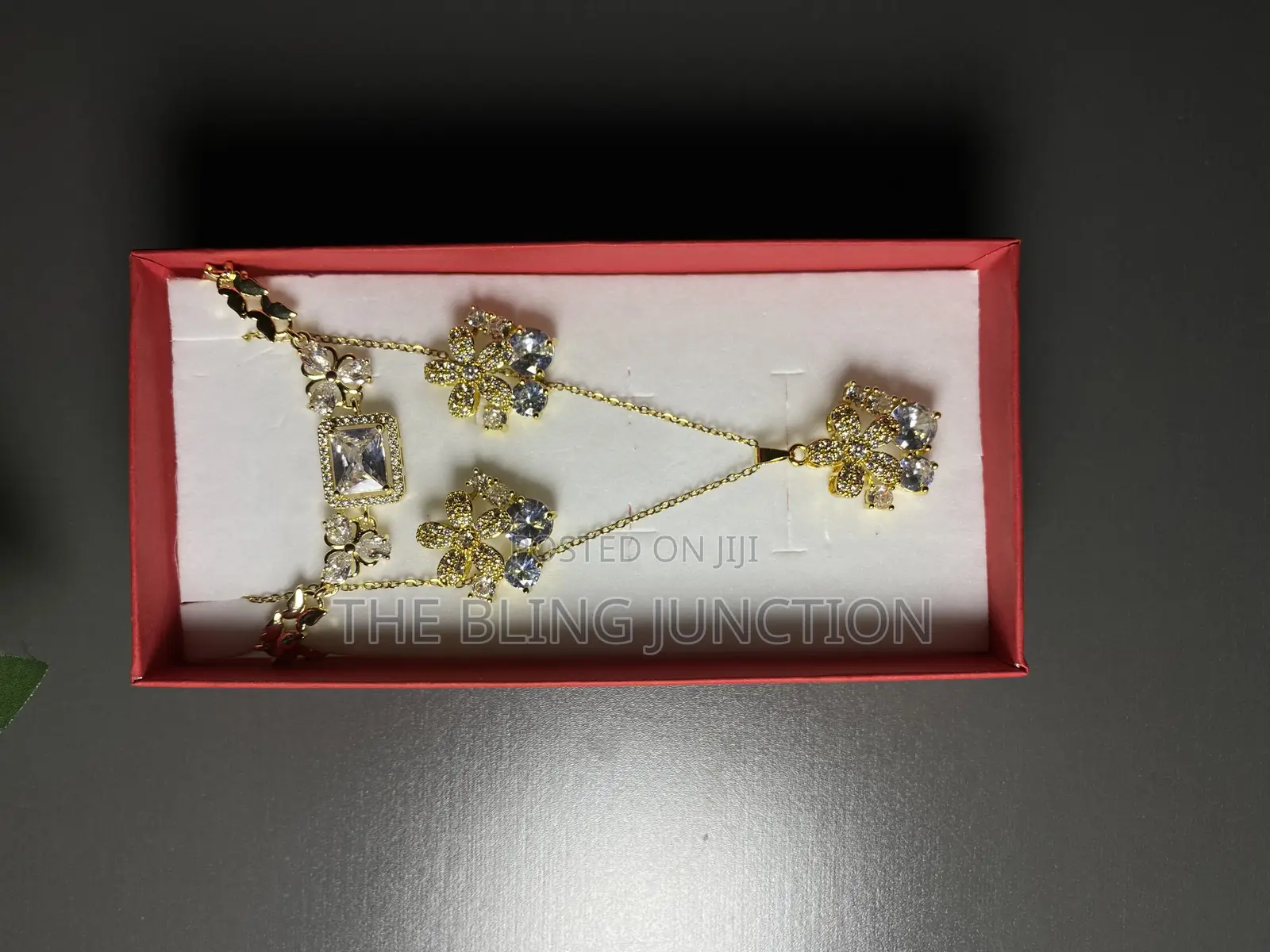 Flower Shaped Diamond and Gold Jewelry Set