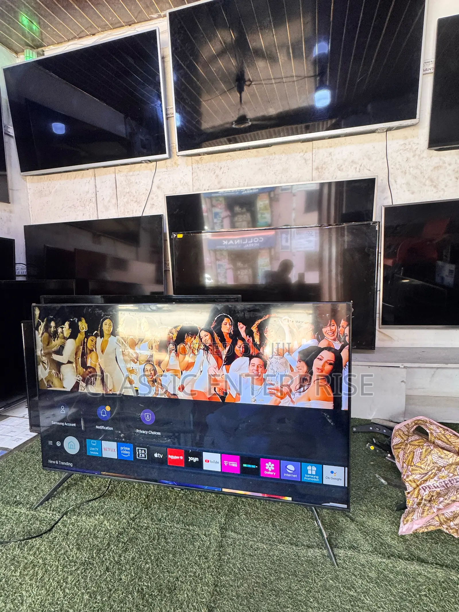 Samsung 50 Inches Smart Crystal Uhd Graphics Tv