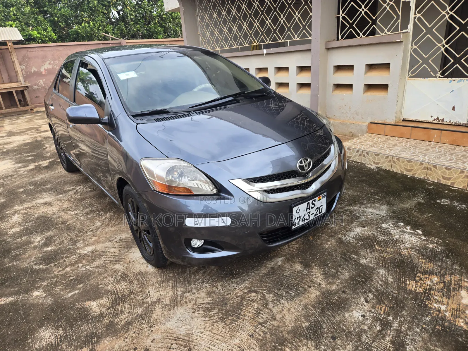 Toyota Yaris Base Sedan 4dr 2010 Gray
