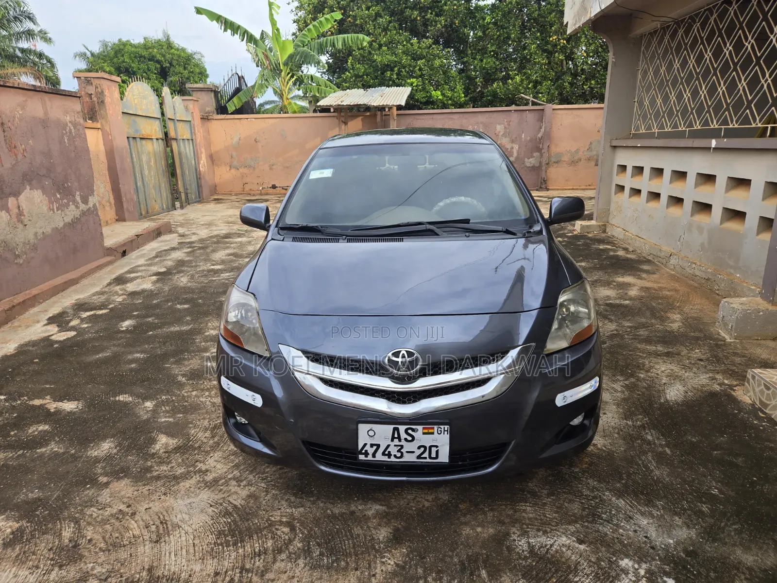 Toyota Yaris Base Sedan 4dr 2010 Gray