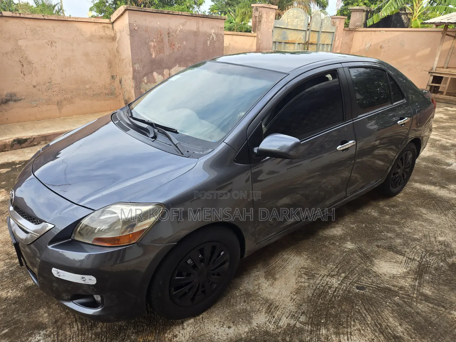 Toyota Yaris Base Sedan 4dr 2010 Gray