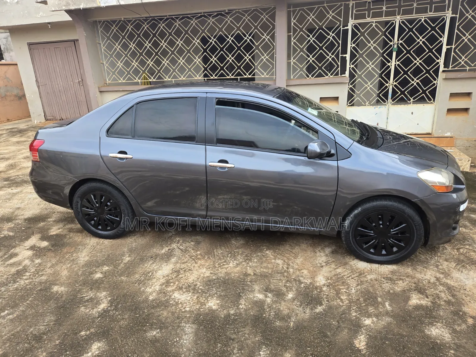 Toyota Yaris Base Sedan 4dr 2010 Gray