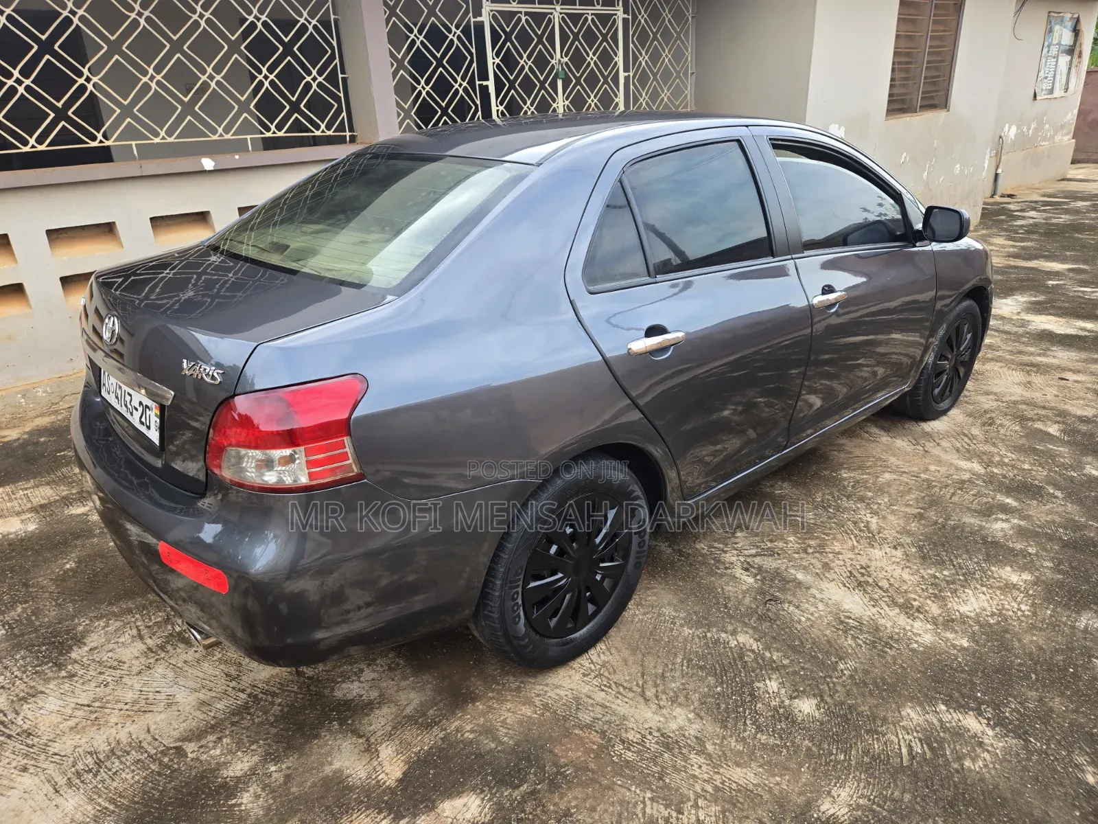 Toyota Yaris Base Sedan 4dr 2010 Gray