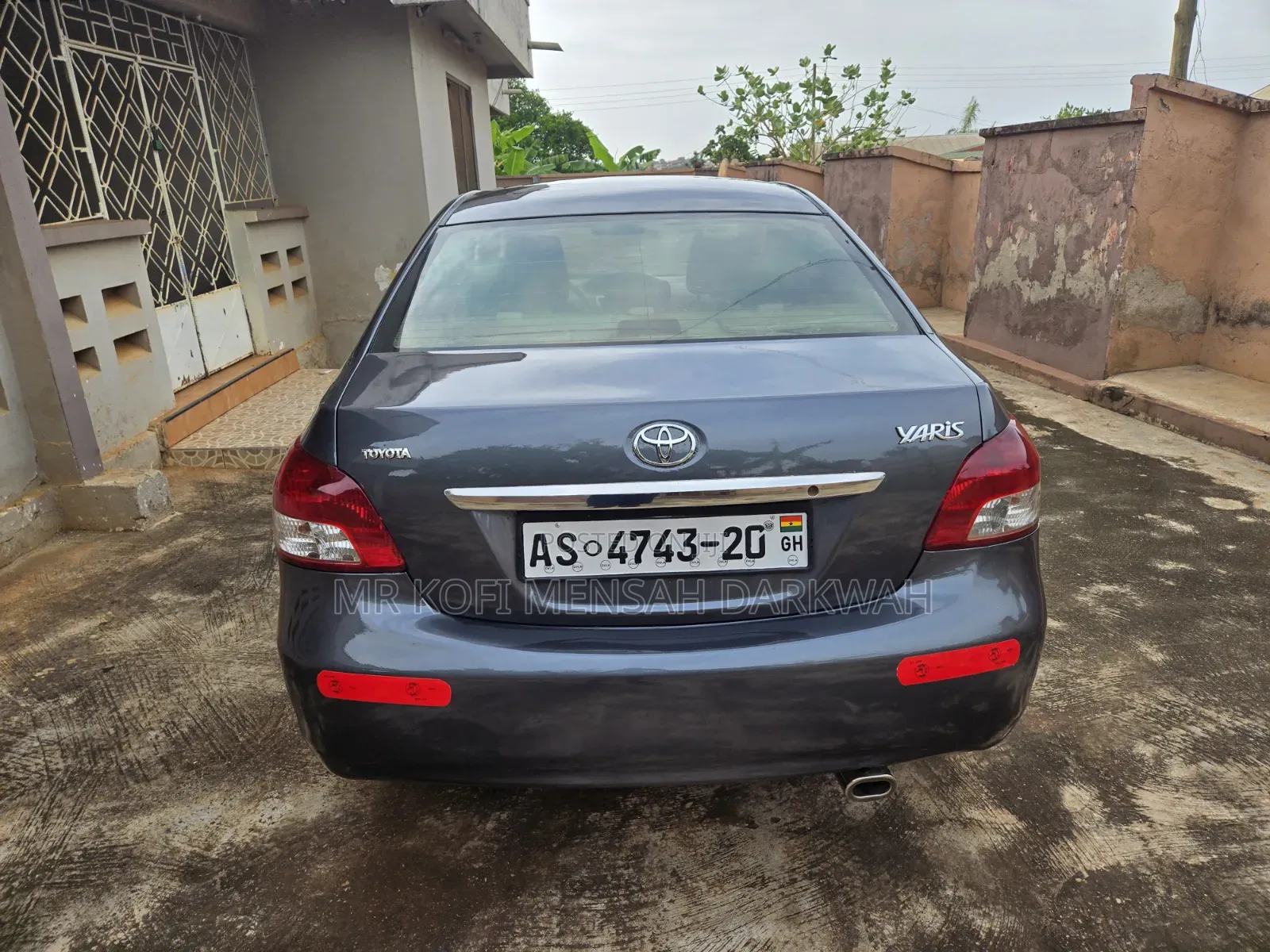 Toyota Yaris Base Sedan 4dr 2010 Gray