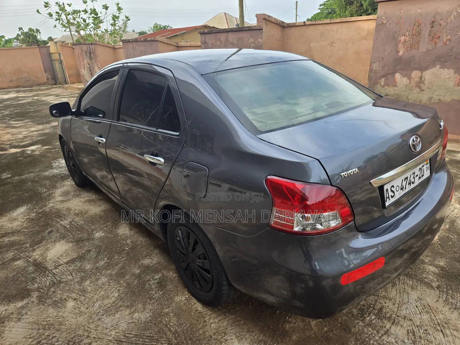 Toyota Yaris Base Sedan 4dr 2010 Gray
