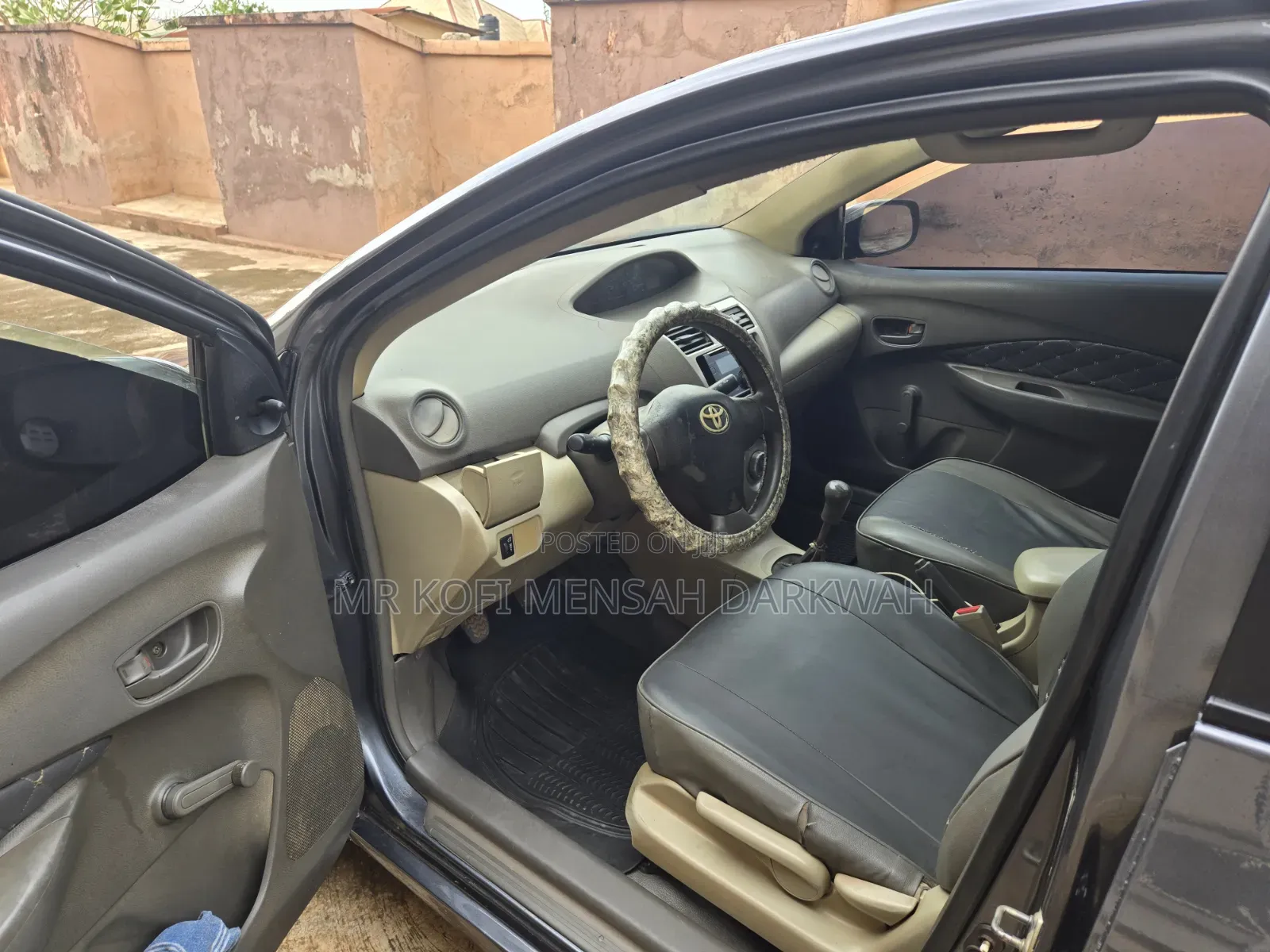 Toyota Yaris Base Sedan 4dr 2010 Gray