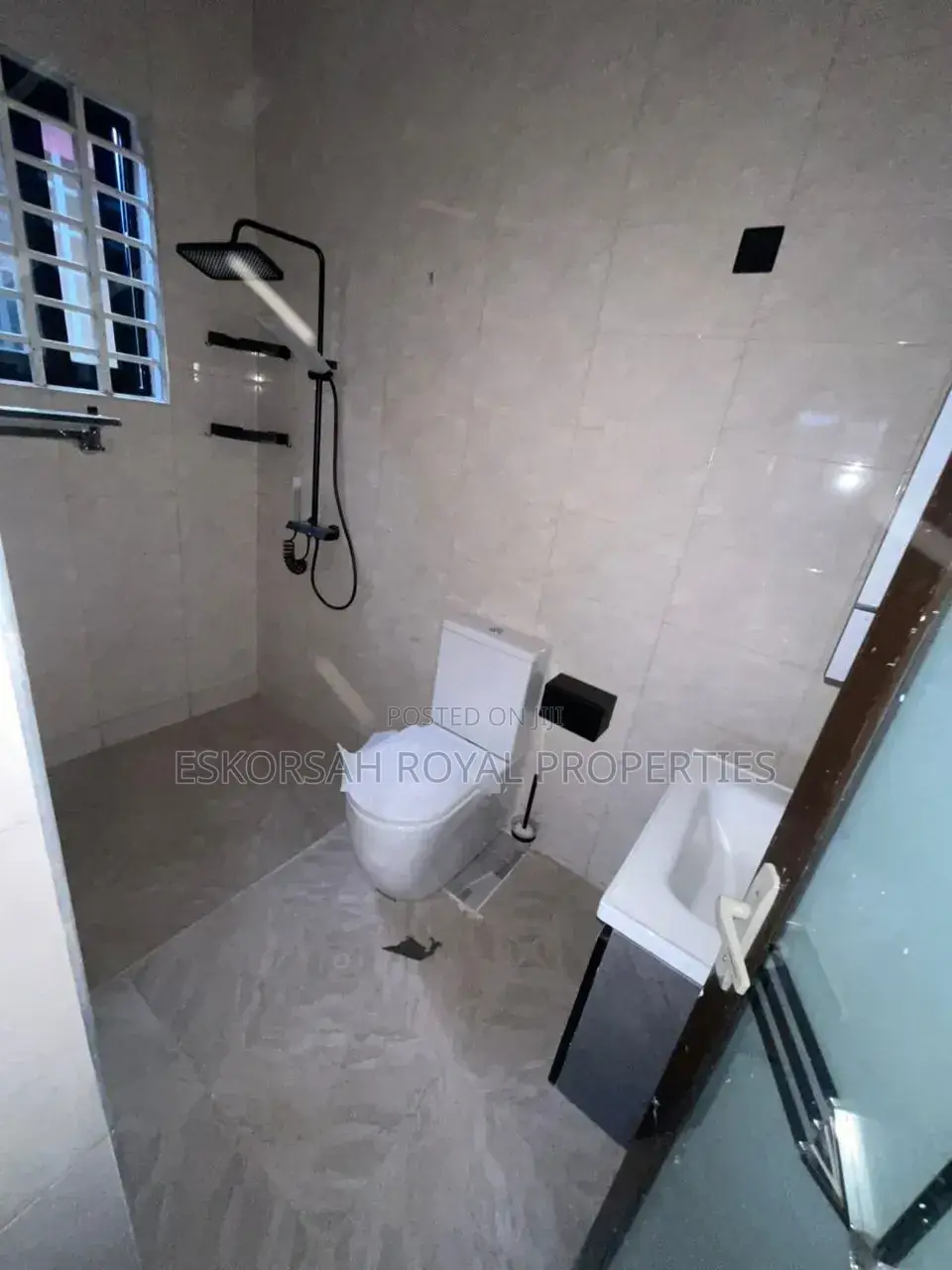 3bdrm House in Odumasi Sonttra, Amasaman for sale